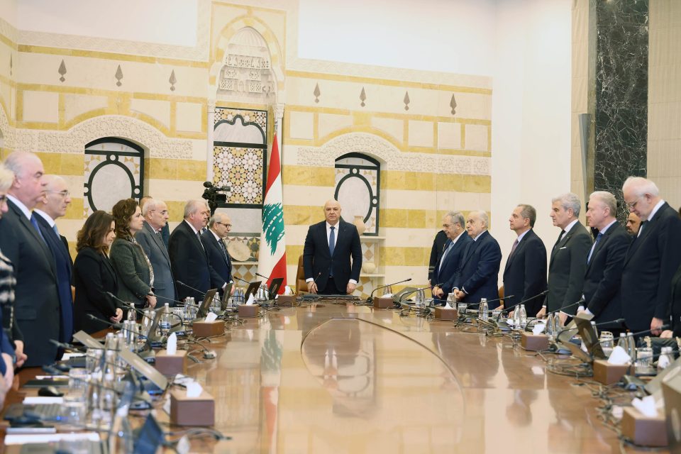 مجلس الوزراء طلب من الجيش والقوى الأمنية المباشرة فوراً بتعزيز بسط سيطرة الدولة الكاملة على محافظة بيروت وحصر السلاح فيها بالقوى الشرعية وحدها